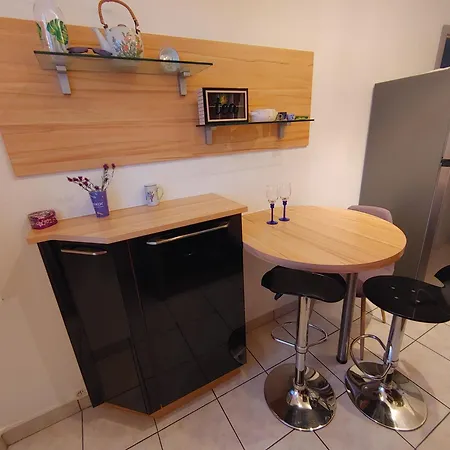 F2 Strasbourg Metropole, 44qm, 2 Zimmer, Komfortabel, Balkon, Tram 5 Minuten Lägenhet